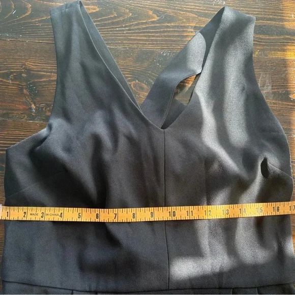 Black knee-length sheath dress with v-neck sleeveless design for cocktail - Picture 8 of 8